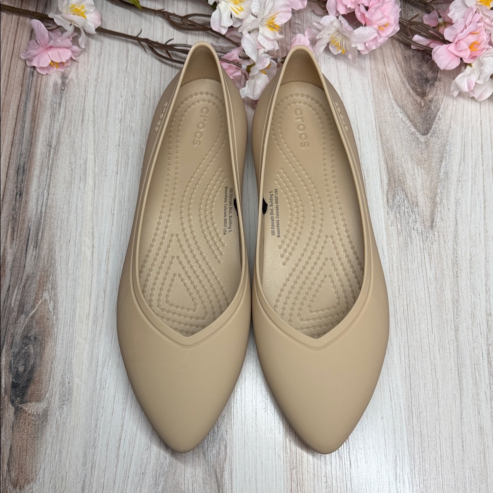 CROCS- On The Clock Work Flat  size 7 color: Chai